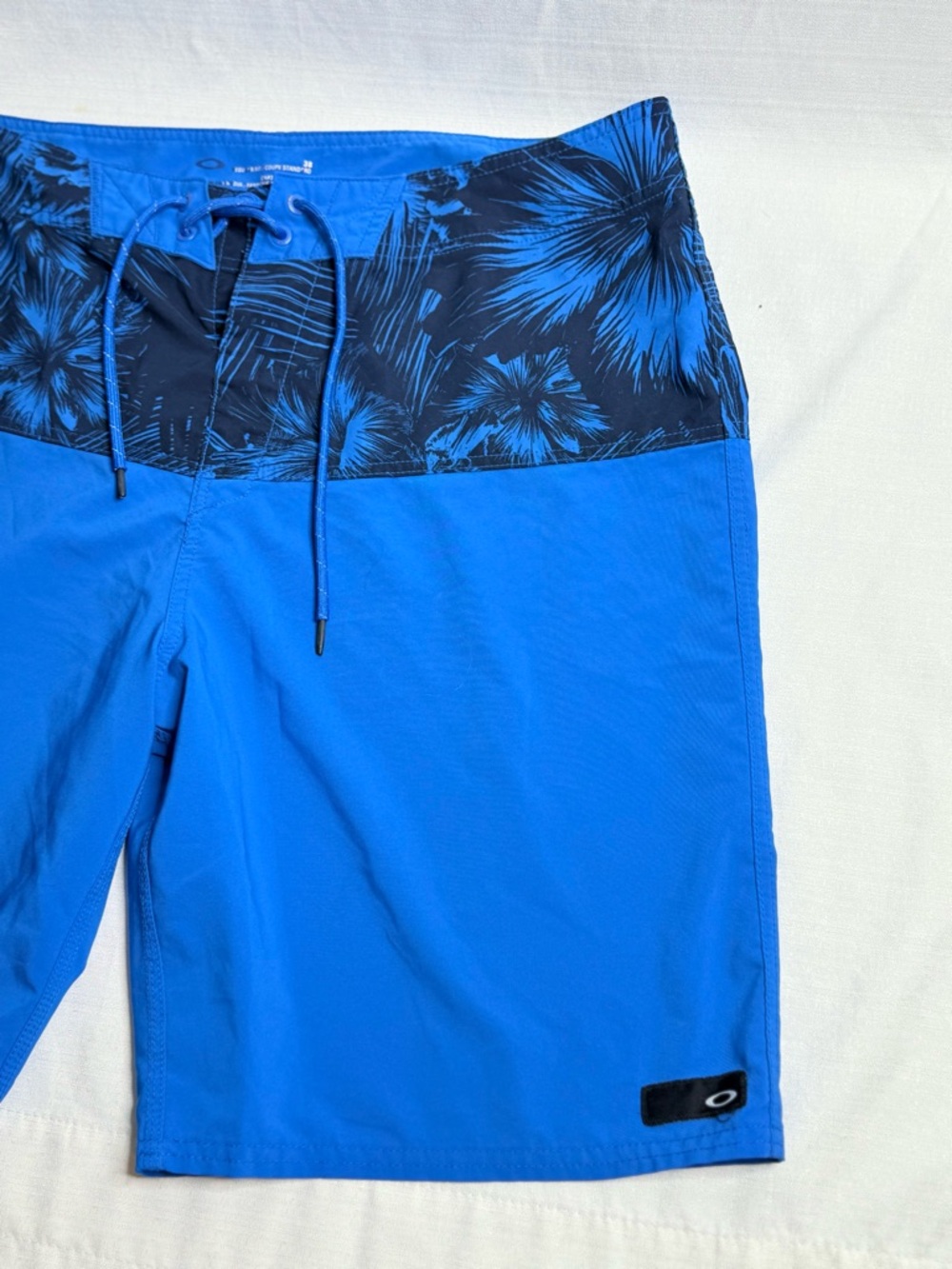 Oakley Board Shorts Mens 38 Blue Floral Swim Trunks Cargo Style Pocket - Picture 2 of 10